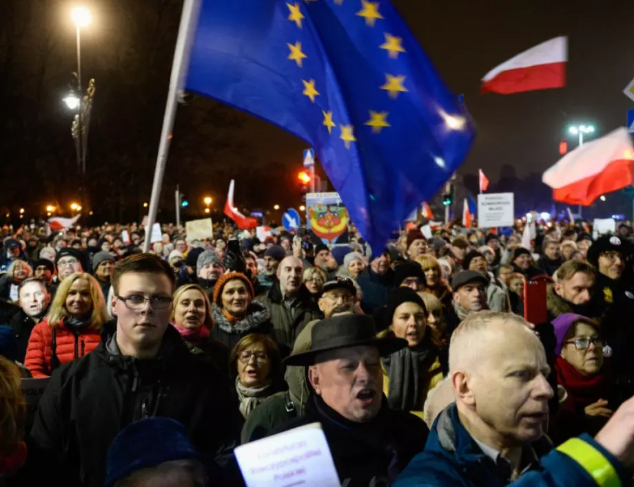100 000 на протест срещу заплахата Полша да излезе от ЕС