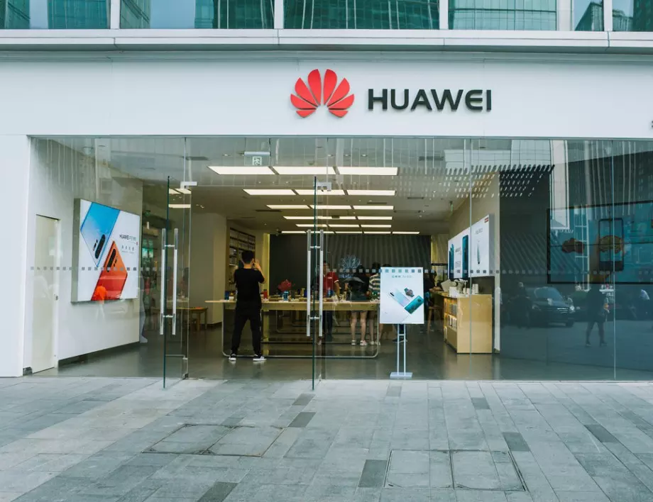 Главният финансов директор на Huawei се оттегли от управлението на ключова дъщерна фирма