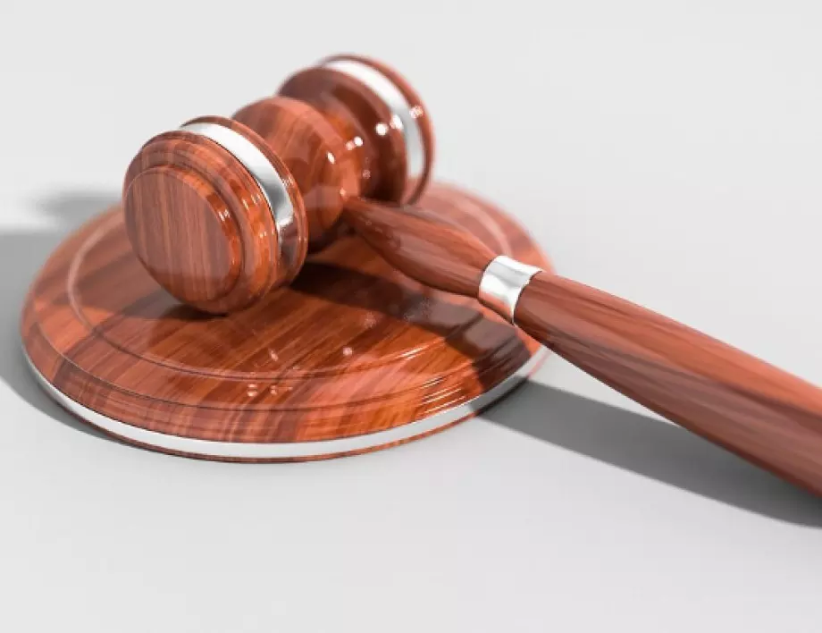 Осъдиха на четири месеца затвор човек, кашлял срещу полицаи и крещял "Корона!"