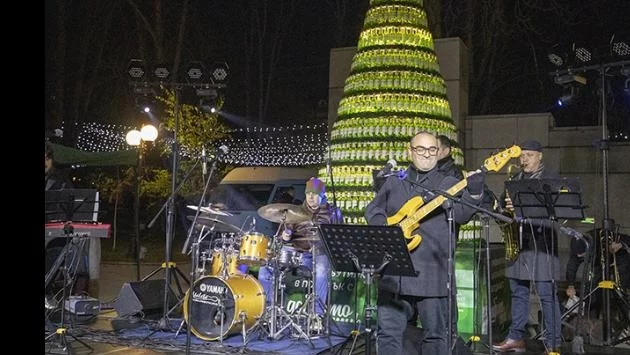 Нетрадиционна елха от празни бирени бутилки украси централния парк на Стара Загора
