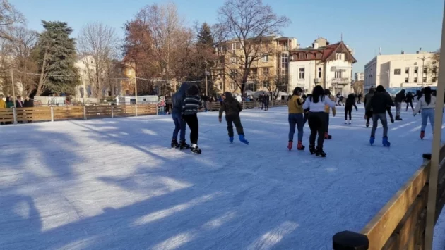 В Пловдив отвори врати най-голямата ледена пързалка на Балканите (СНИМКИ)