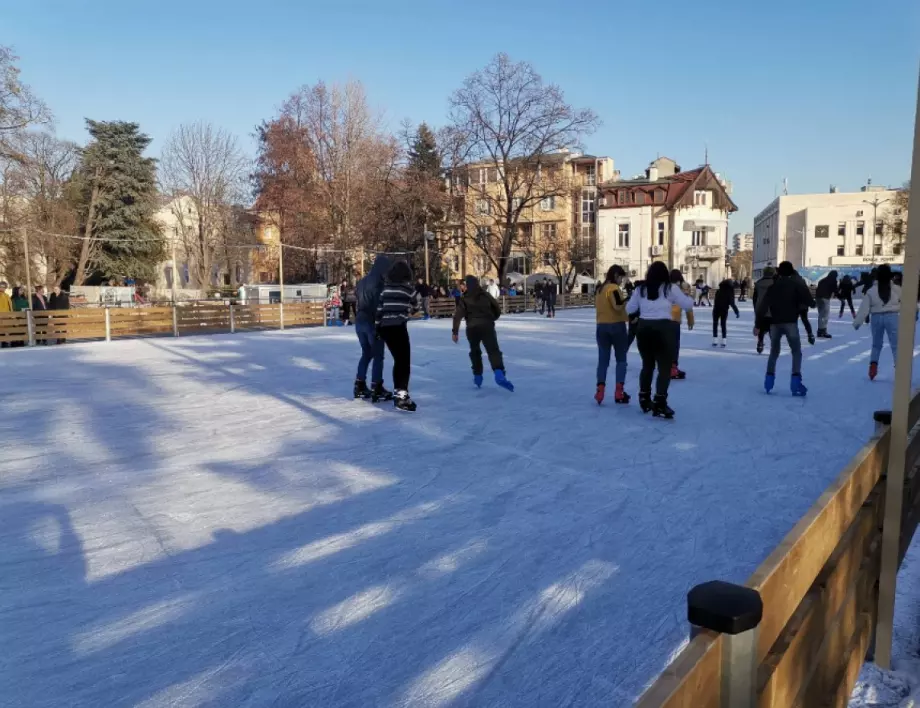 В Пловдив отвори врати най-голямата ледена пързалка на Балканите (СНИМКИ)