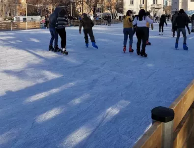 В центъра на Бургас вече могат да се практикуват зимни спортове
