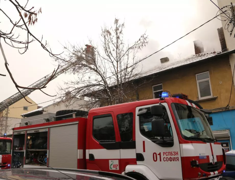 Поликлиниката на психодиспансера в София остана без покрив заради пожара