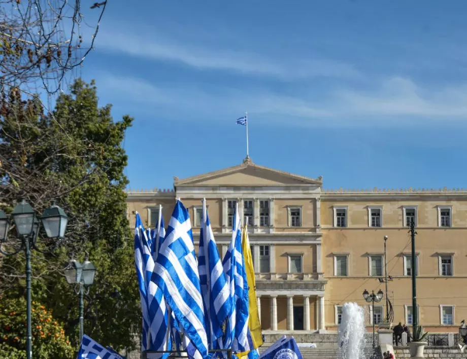 Гърция ще предупреждава с високоговорители за забраната за събирания 