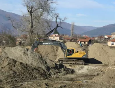 Строят дига край старозагорското село Зимница