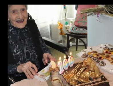  Бургазлийка навърши сто години и сподели своята тайна за дълголетие (СНИМКИ)
