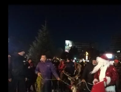 Еленът Рудолф доведе Дядо Коледа в Добрич