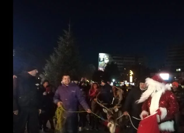 Еленът Рудолф доведе Дядо Коледа в Добрич