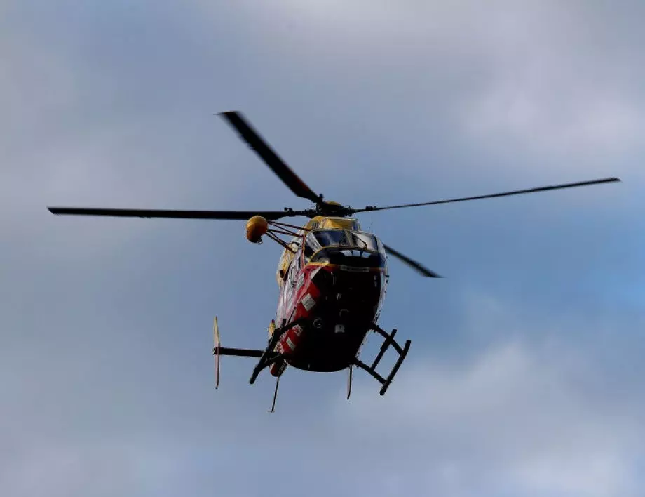 Хеликоптер с 16 души на борда падна в езеро в Русия