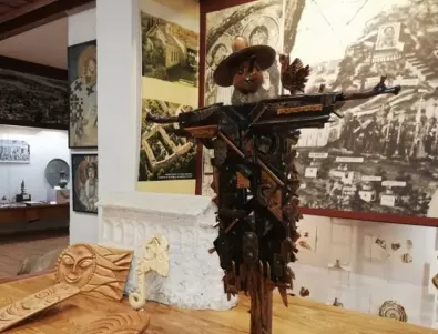 Единадесетокласник дърворезбар - участник в изложба на майстори от Асеновград