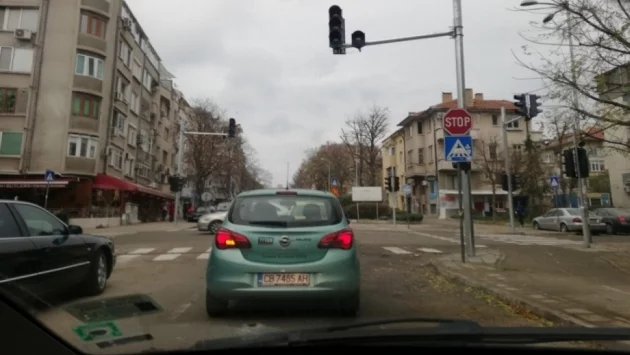 Монтираха светофар на натоварено кръстовище в Бургас
