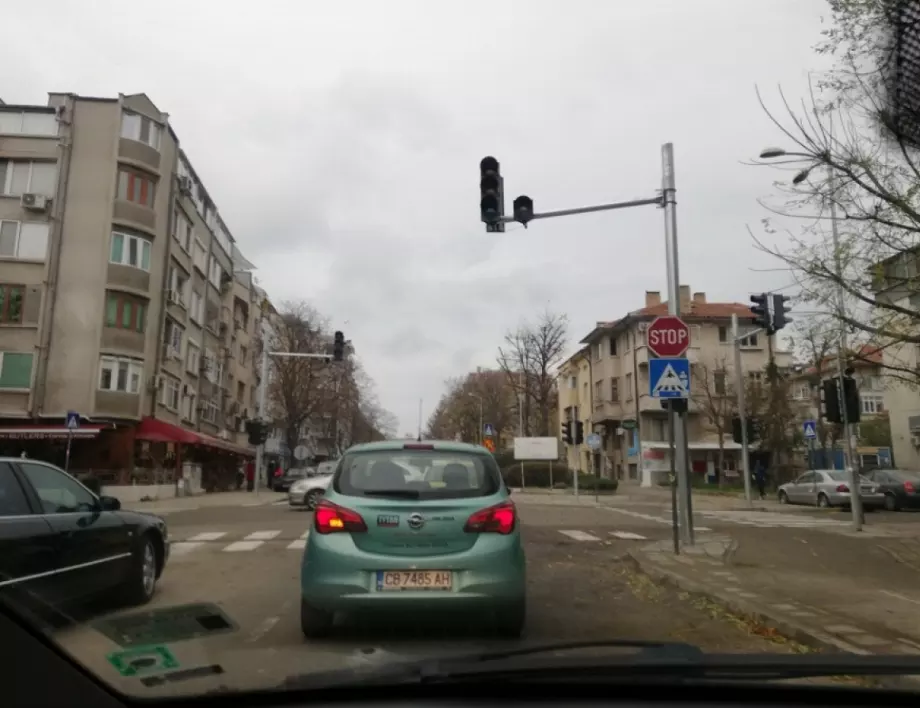 Монтираха светофар на натоварено кръстовище в Бургас
