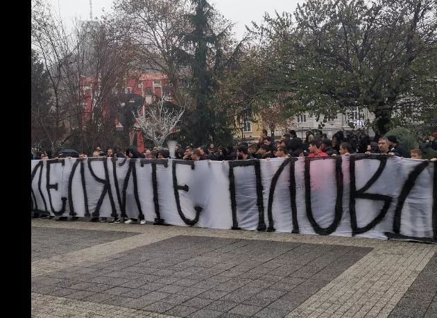 Феновете на Локо след "Черно-бялата Коледа": Не разделяйте Пловдив! (СНИМКИ)
