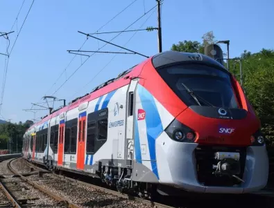 Товарен влак блъсна работник във Франция
