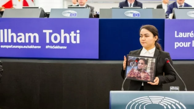 Дъщерята на Илхам Тохти прие наградата „Сахаров“ от негово име