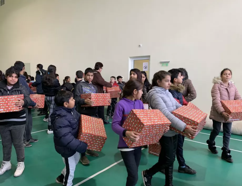 Деца от социално слаби семейства получиха подаръци от ТЕЦ „ЕЙ И ЕС Гълъбово“ за Коледа