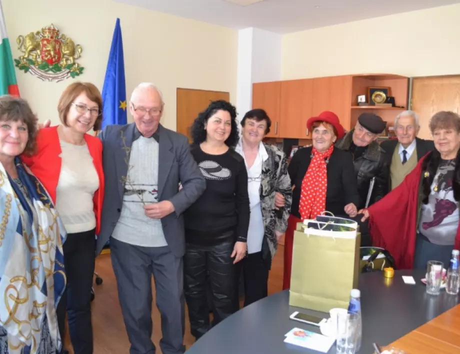 Почетни граждани на Казанлък се срещнаха с кмета Галина Стоянова