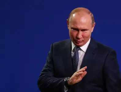 Владимир Путин се потопи в ледена вода за Богоявление (ВИДЕО)
