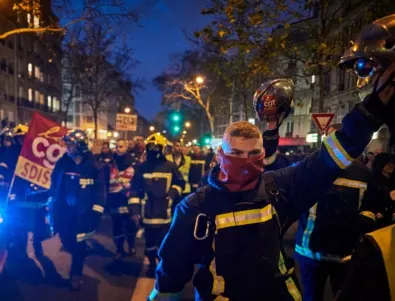 Кървави сблъсъци в Париж при демонстрация срещу пенсионната реформа (ВИДЕО)
