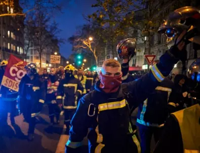 Френските синдикати засега печелят битката срещу пенсионната реформа