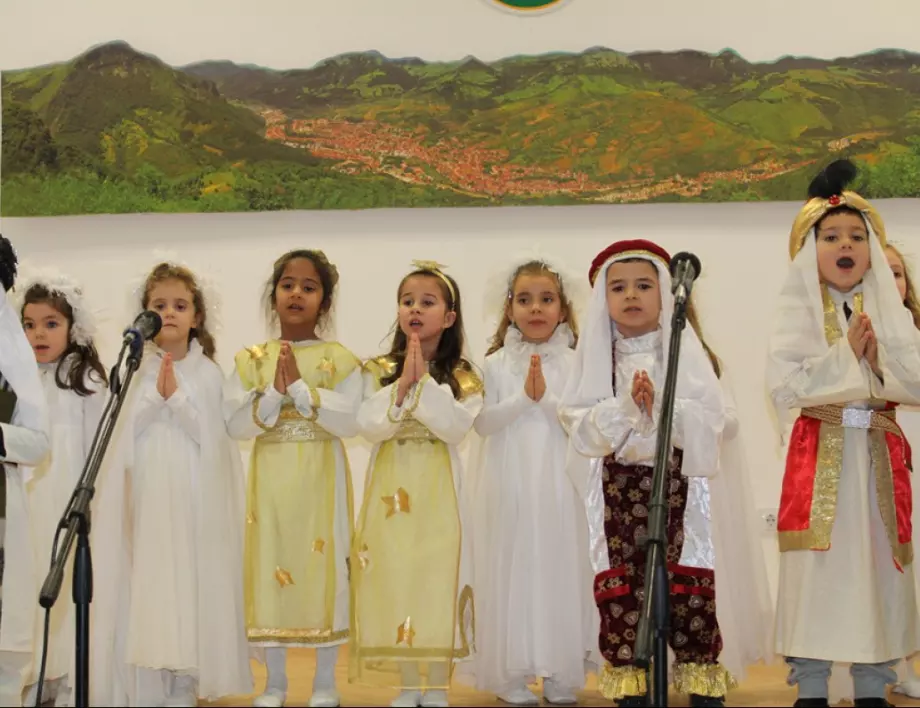 Деца и ученици от Тетевен изнесоха приказен коледен концерт