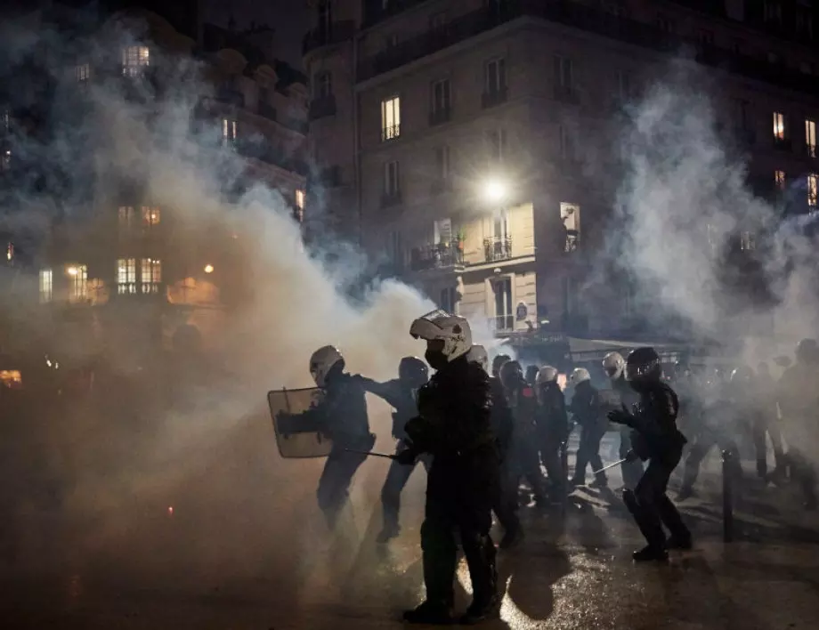 Сачева се оплаква от хвърляне на яйца по МС, а във Франция заливат правителствени сгради с фекалии (ВИДЕО)