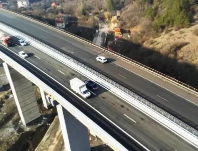 Заради бънджи скокове: Затварят аварийната лента на магистрала 