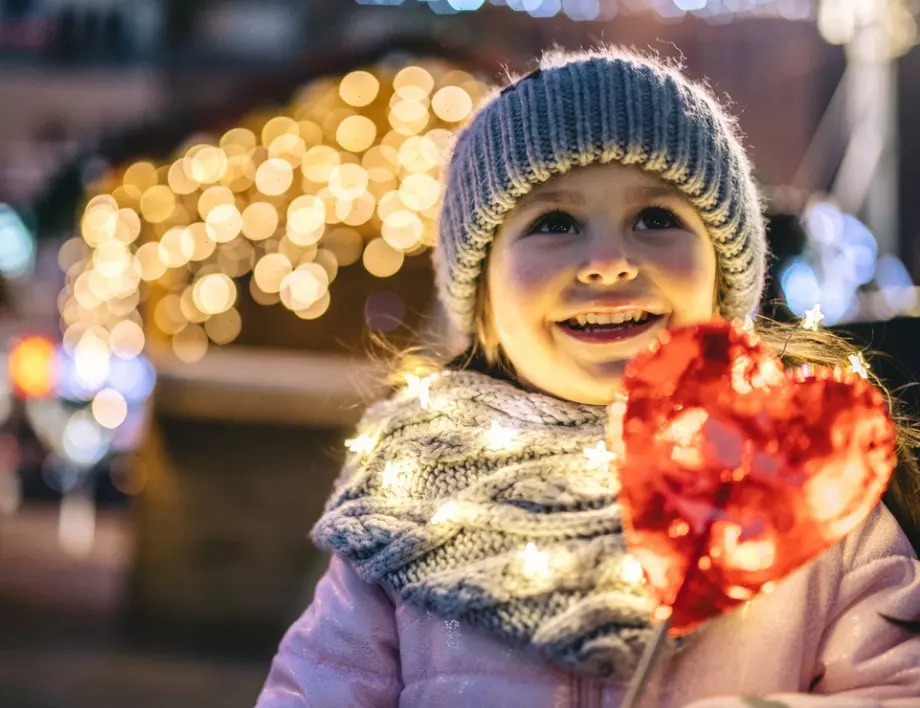 Служителите на НСО дариха близо 8 500 лева на децата на "Българската Коледа"