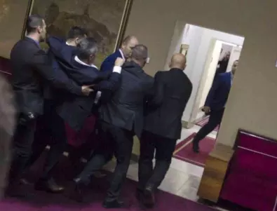Черна гора арестува просръбски депутати след бой в парламента (ВИДЕО)