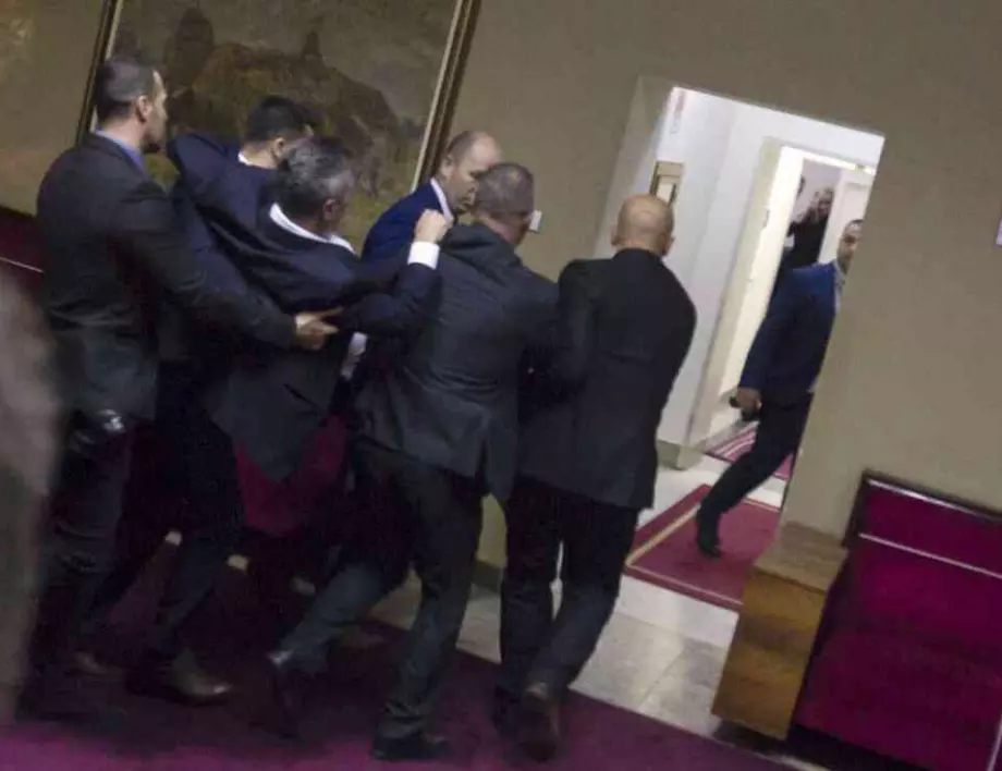 Черна гора арестува просръбски депутати след бой в парламента (ВИДЕО)