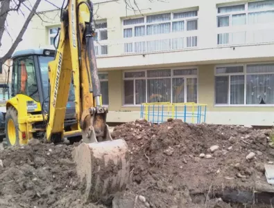 Авария на водопровод наводни двора на детска градина в Асеновград