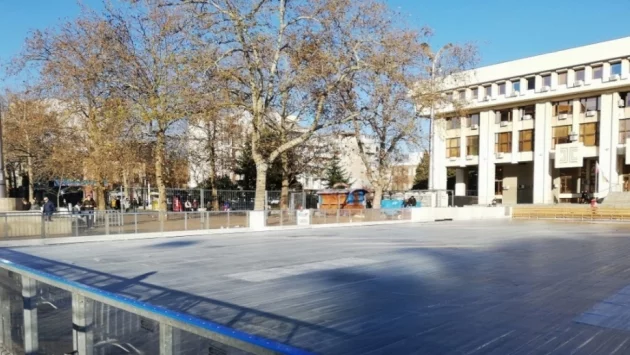 В центъра на Бургас вече могат да се практикуват зимни спортове