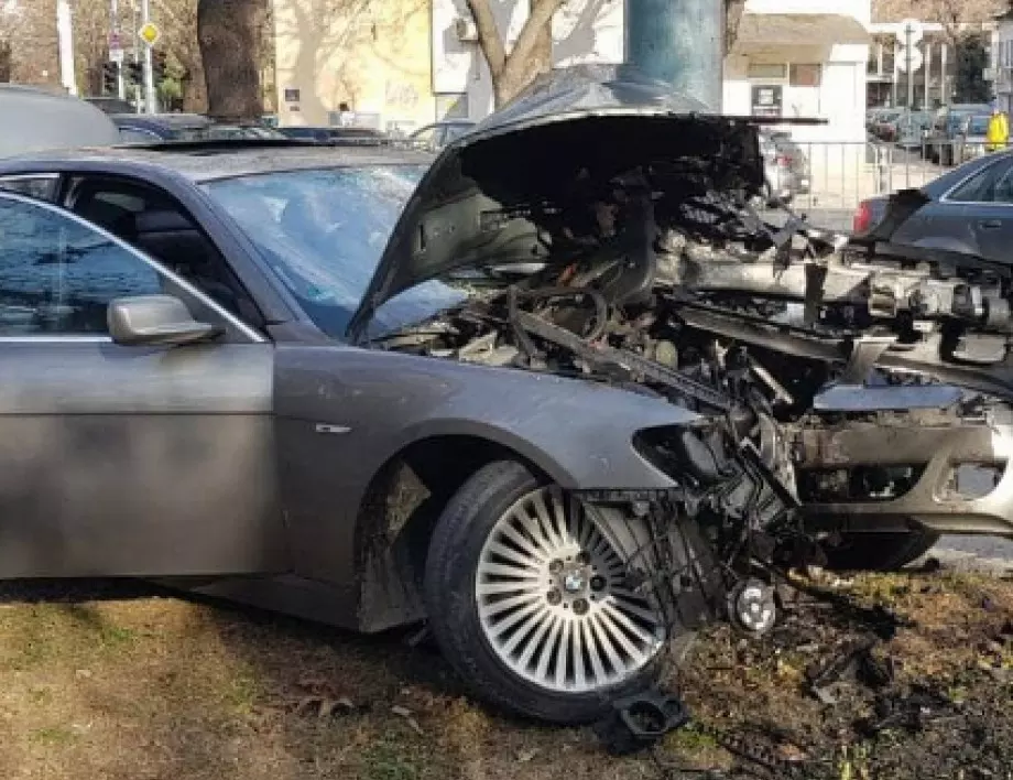 21-годишен шофьор отнесе 2 коли и се спря в стълб с автомобила си