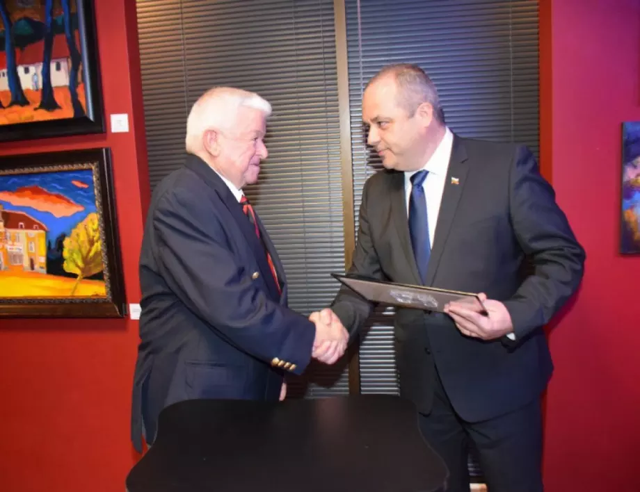 Шефкет Чападжиев получи почетен знак „Златна лаврова клонка“ в Чикаго