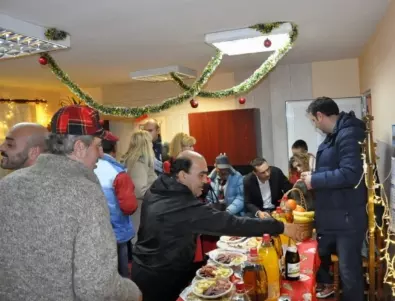 Кметът на Бургас по традиция ще раздаде подаръци на бездомни в новогодишната нощ