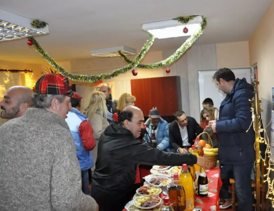 Кметът на Бургас по традиция ще раздаде подаръци на бездомни в новогодишната нощ