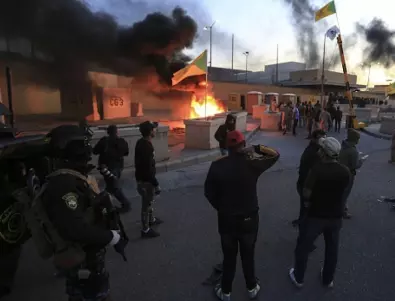 Протестиращи подпалиха шведското посолство в Багдад (ВИДЕО)