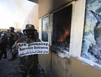 Американското посолство в Багдад продължава да е под обсада