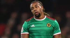 Звезда на Уулвърхемптън със „странна“ фланелка във вчерашния ден