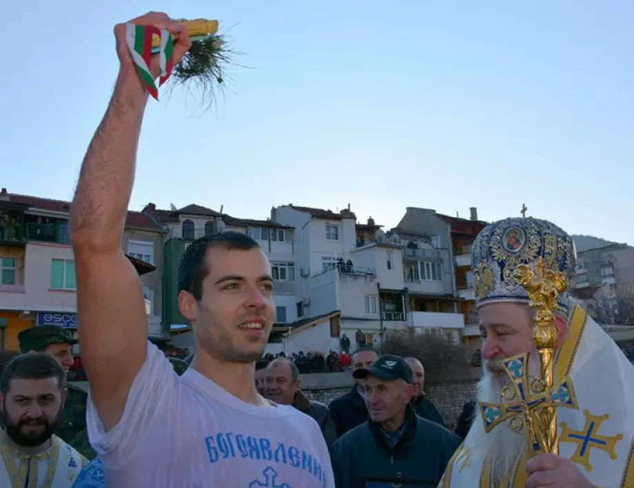 28-годишен спаси кръста на Йордановден в Асеновград (ВИДЕО)