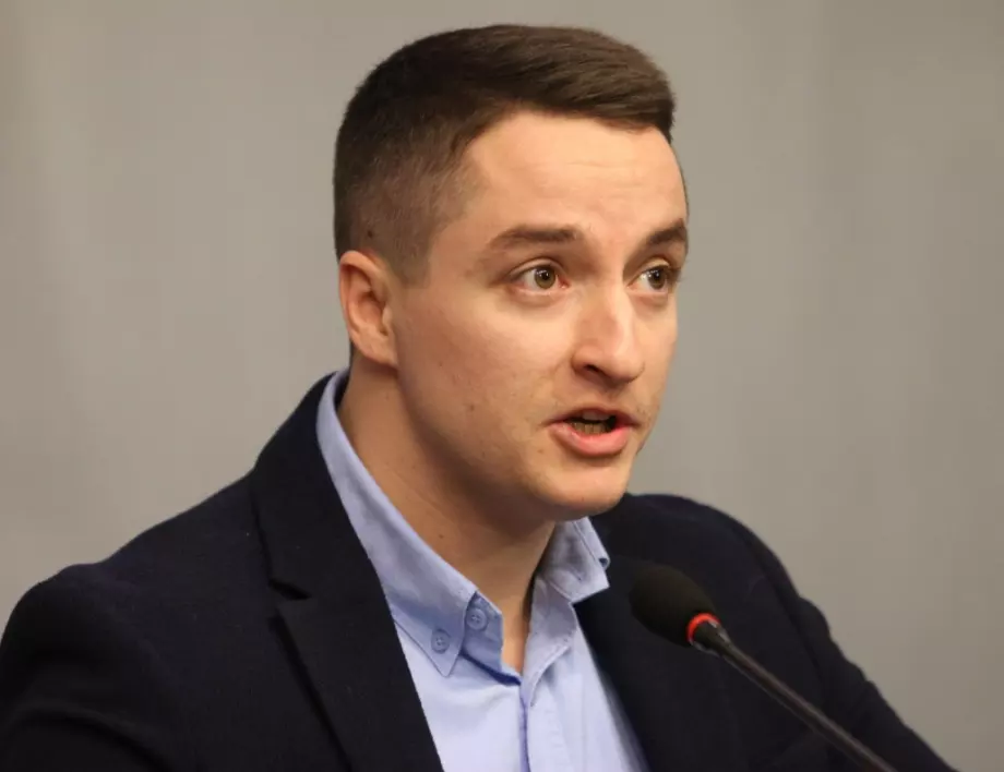 Божанков към депутат от ГЕРБ: Спомням си как по време на протеста надничахте, скрит зад перде в парламента