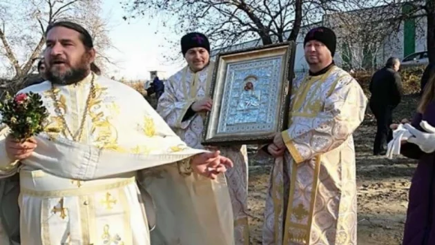 Вярващи дариха чудотворна икона на Света Богородица на храма в село Катуница (СНИМКИ)