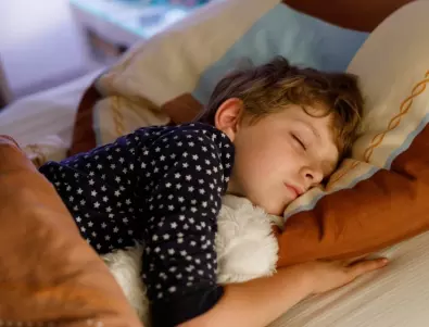 Детето ви скърца със зъби, докато спи - опасно ли е това и какво да направите?