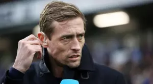 Питър Крауч се обяви против отлагането на Висшата лига и обясни позицията си