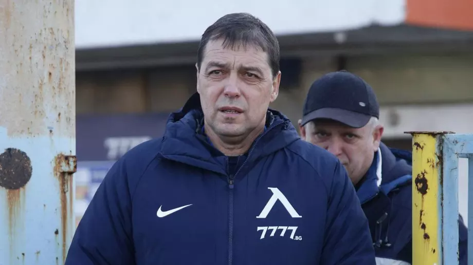 Наясно ли е Петър Хубчев със състава на Левски за двубоя с ЦСКА?
