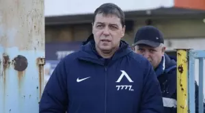 Тежък "воденичен камък" падна от "врата" на Левски - "сините" се разбраха с Петър Хубчев