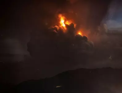 Изригване на вулкан доведе до масова евакуация