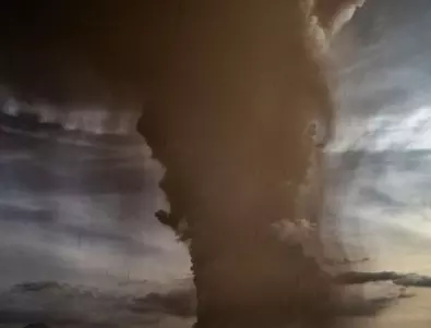 Вулканът Етна продължава да изригва дим и пепел 