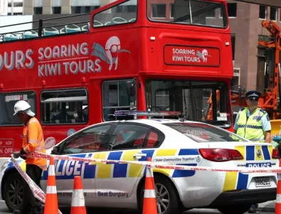Двама пострадаха след атака с нож в Лондон, полицията застреля нападателя